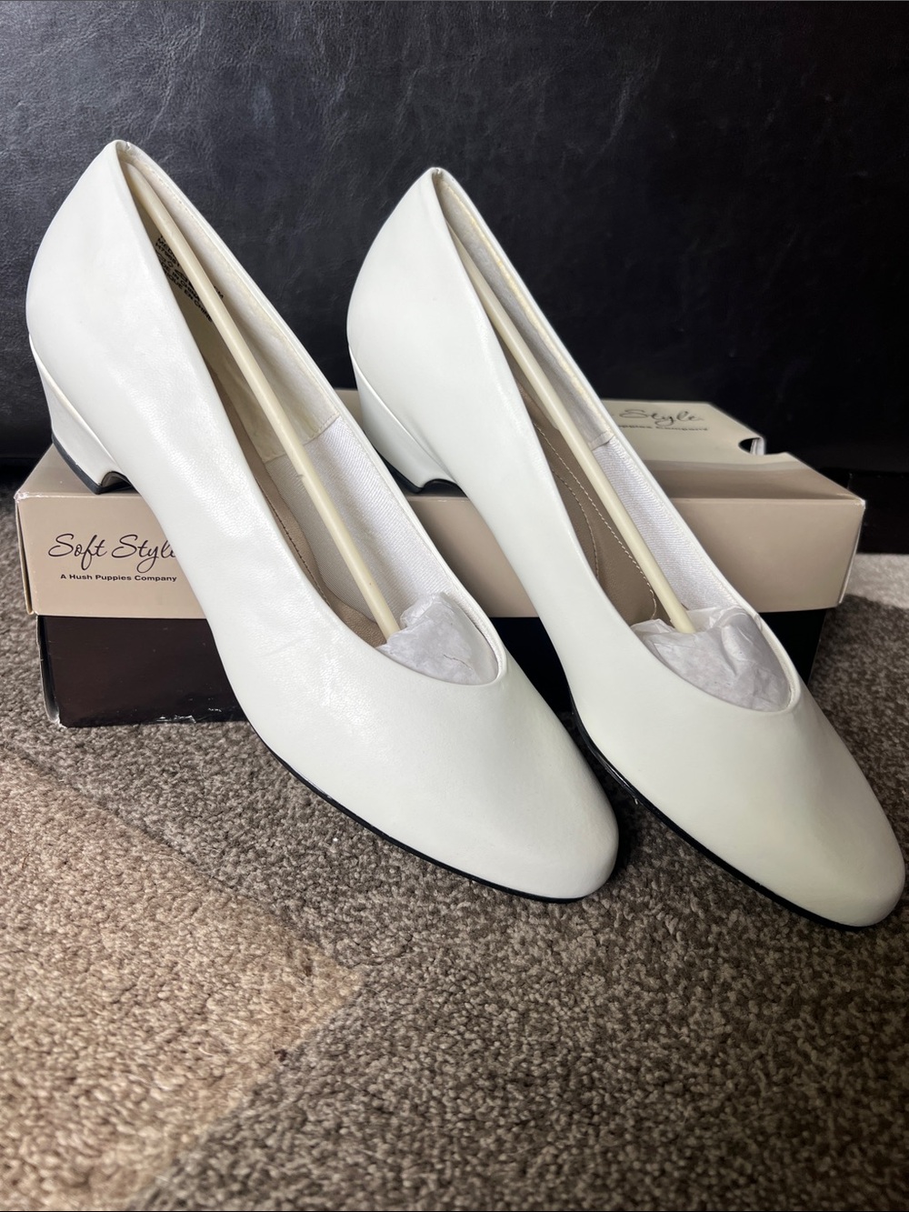 NWT SOFT STYLE Women's Angel II Pump in White Smooth - 11